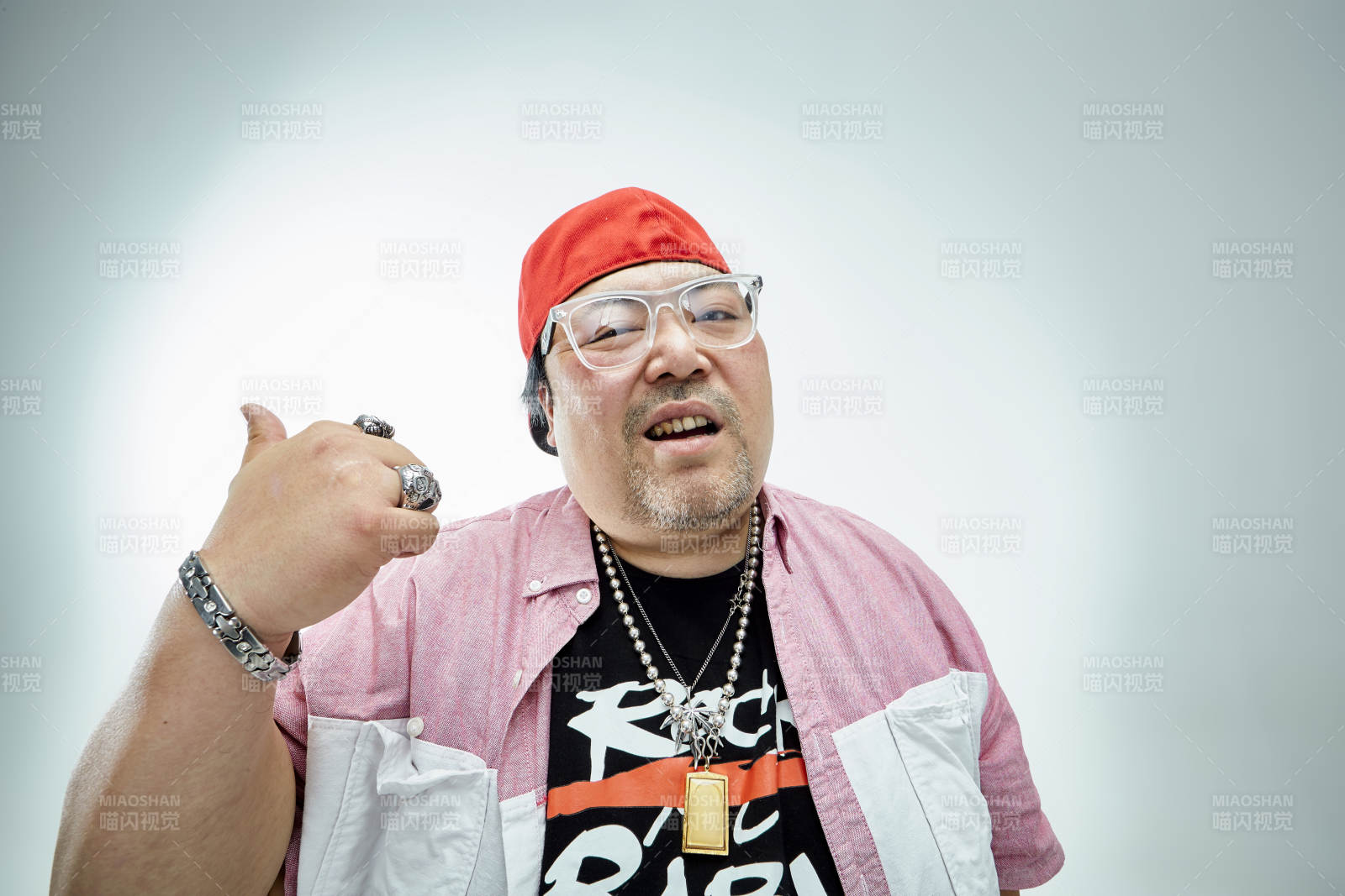 壮硕的亚洲男性说唱嘻哈歌手人像肖像图片