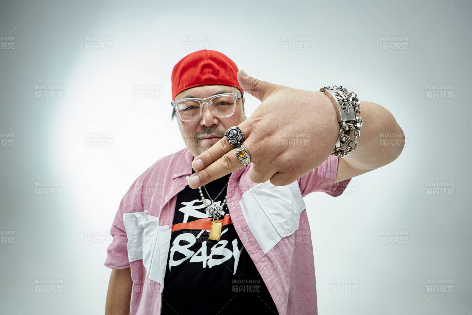 壮硕的亚洲男性说唱嘻哈歌手人像肖像图片