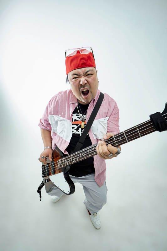 手持贝斯.低音吉他展示演奏的男性乐手人像图片