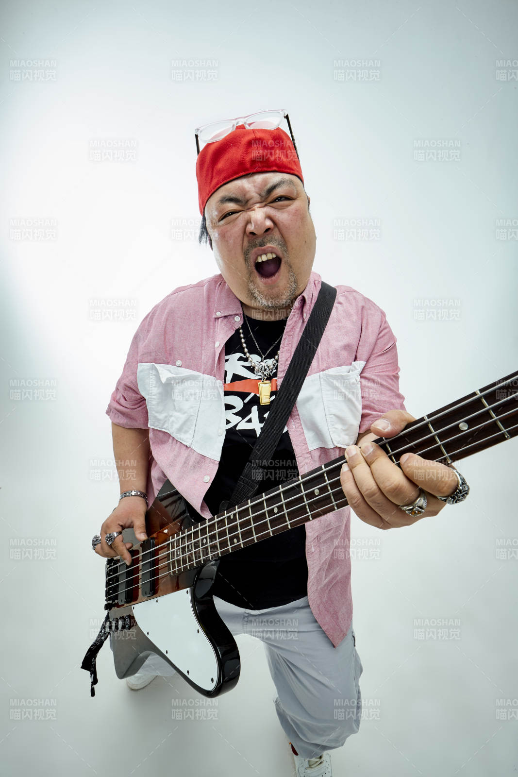 手持贝斯.低音吉他展示演奏的男性乐手人像图片