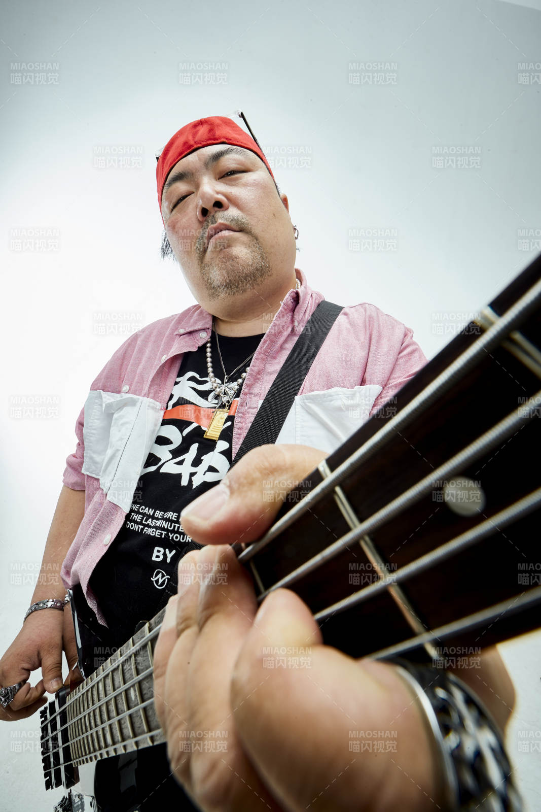 手持贝斯.低音吉他展示演奏的男性乐手人像图片