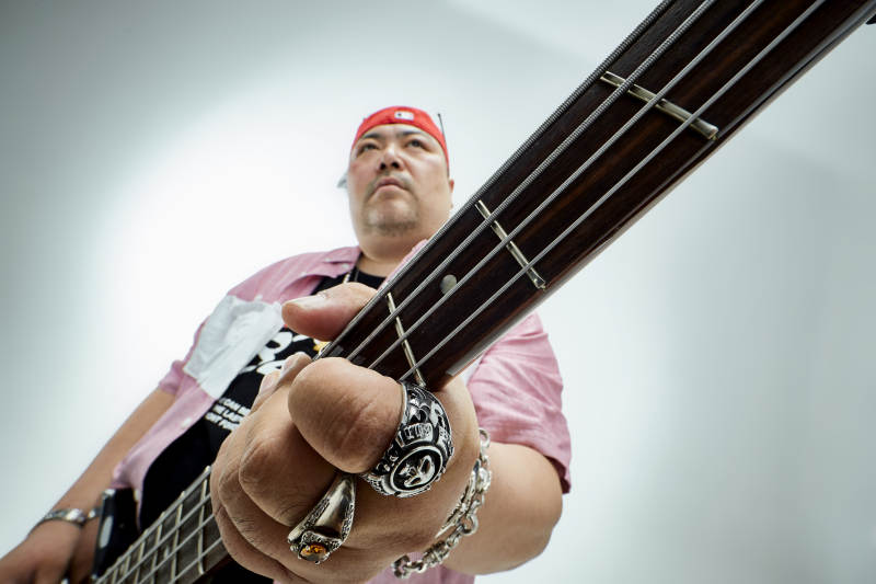 手持贝斯.低音吉他展示演奏的男性乐手人像图片