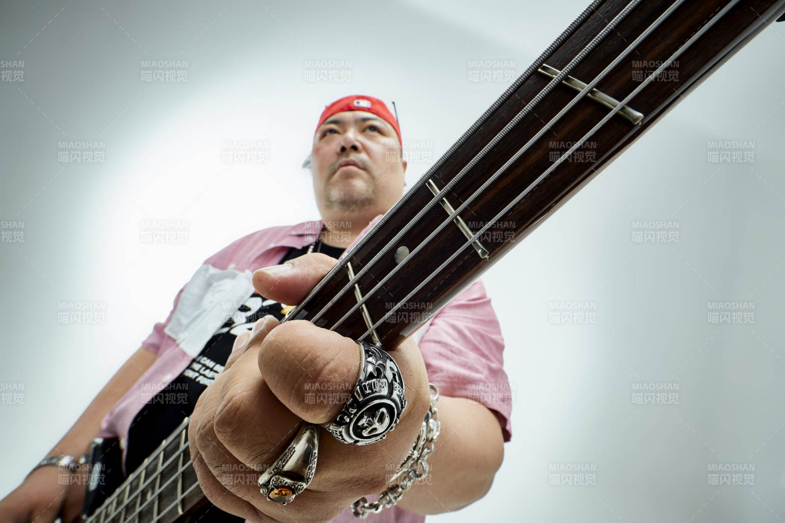 手持贝斯.低音吉他展示演奏的男性乐手人像图片