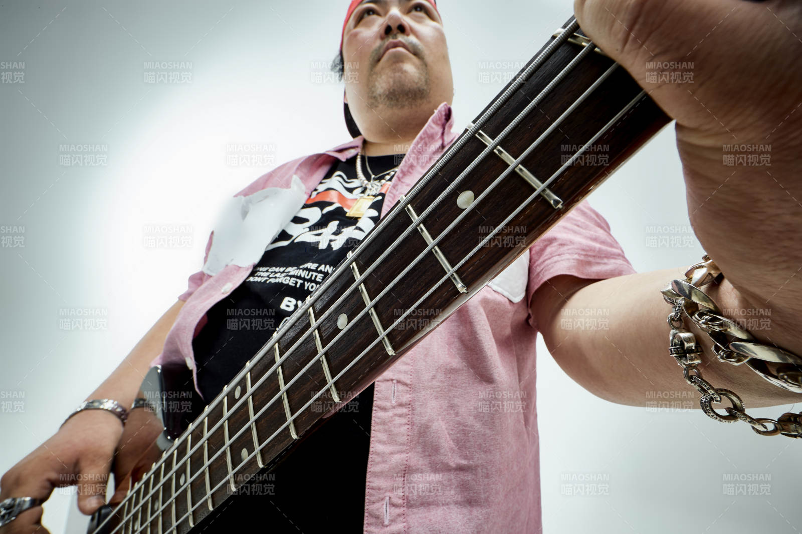 手持贝斯.低音吉他展示演奏的男性乐手人像图片