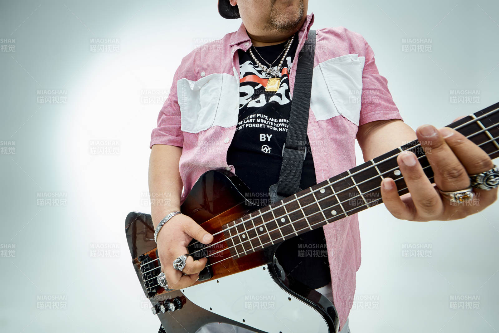 手持贝斯.低音吉他展示演奏的男性乐手人像图片