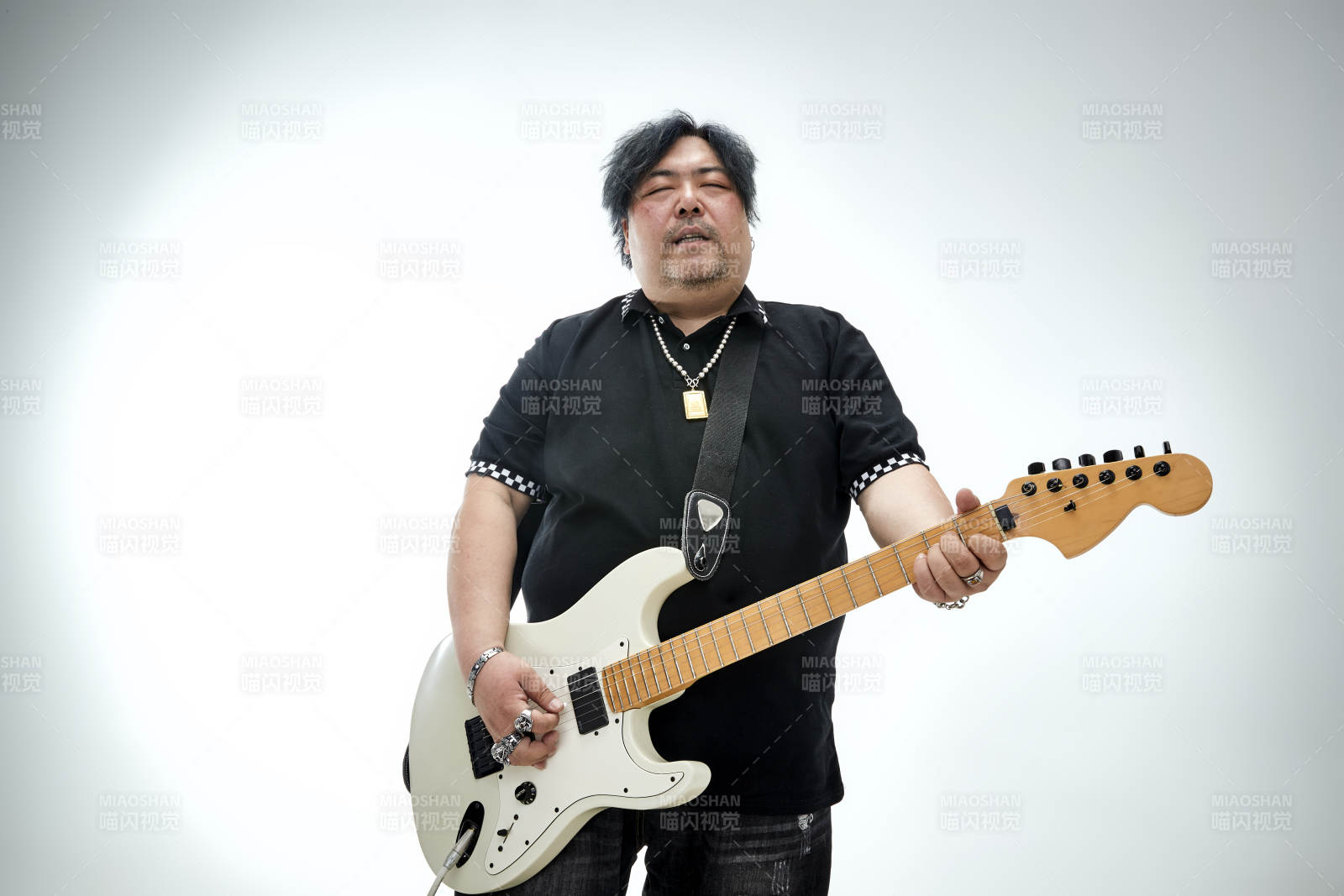 手持电吉他展示演奏的亚洲男性摇滚乐手人像图片