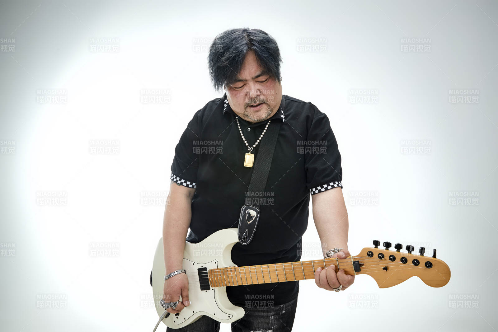 手持电吉他展示演奏的亚洲男性摇滚乐手人像图片