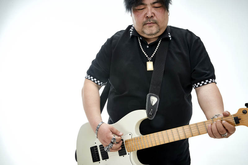 手持电吉他展示演奏的亚洲男性摇滚乐手人像图片