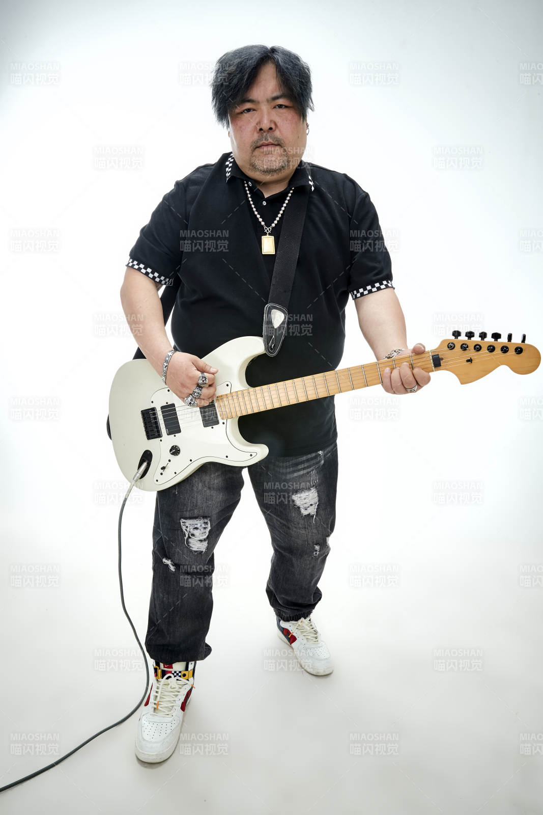 手持电吉他展示演奏的亚洲男性摇滚乐手人像图片