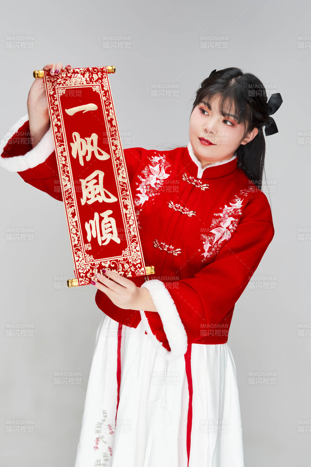 手持春联身穿喜庆汉服的可爱少女图片