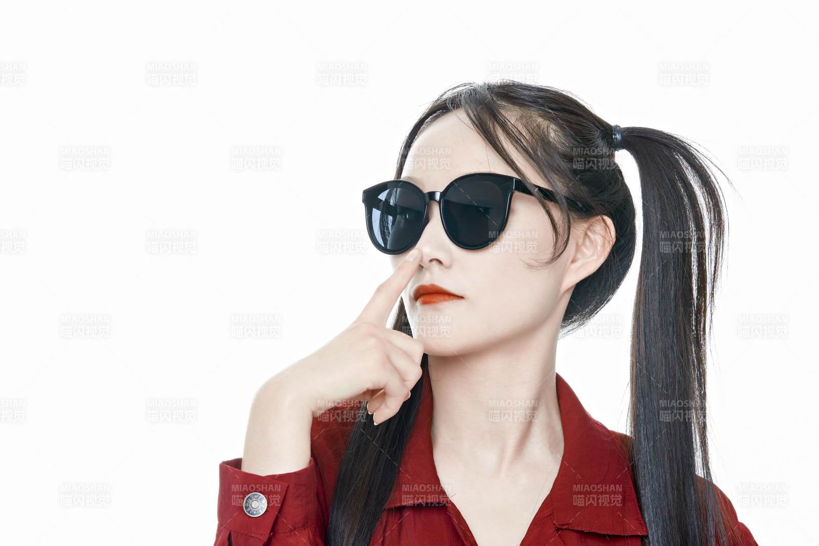 白色背景的亚洲戴墨镜年轻少女的肖像人像图片