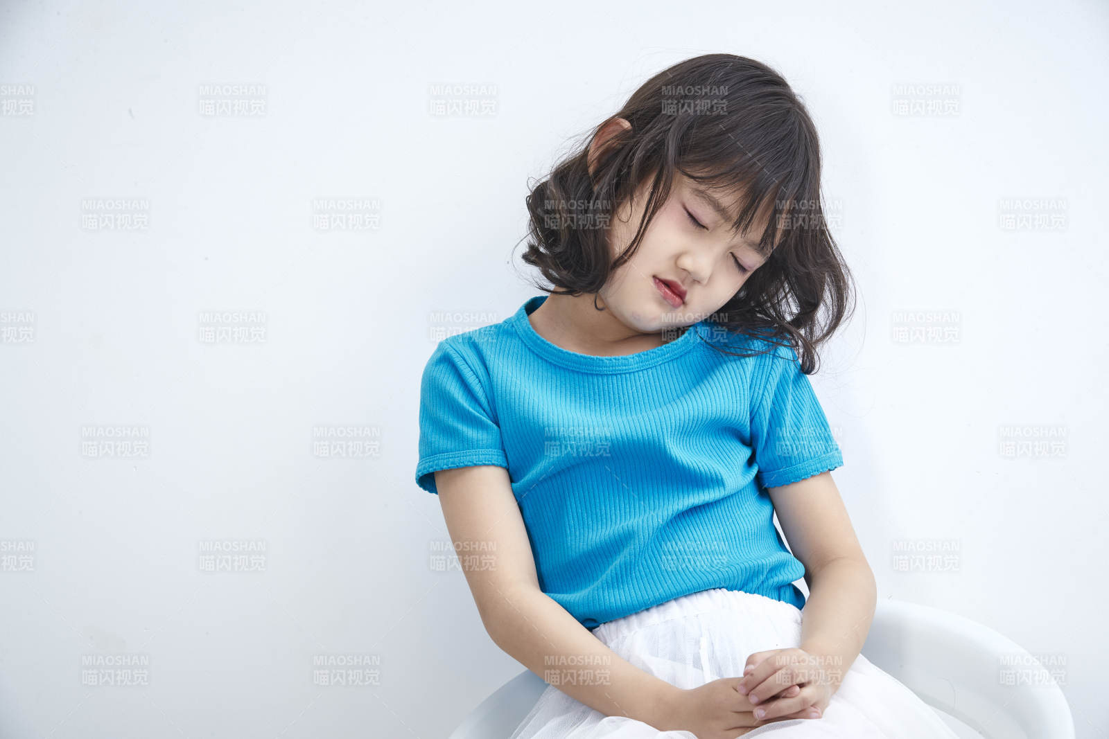 白色色背景的可爱的亚洲小女孩儿童图片