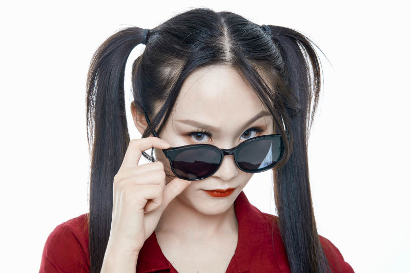 白色背景的亚洲戴墨镜年轻少女的肖像人像图片