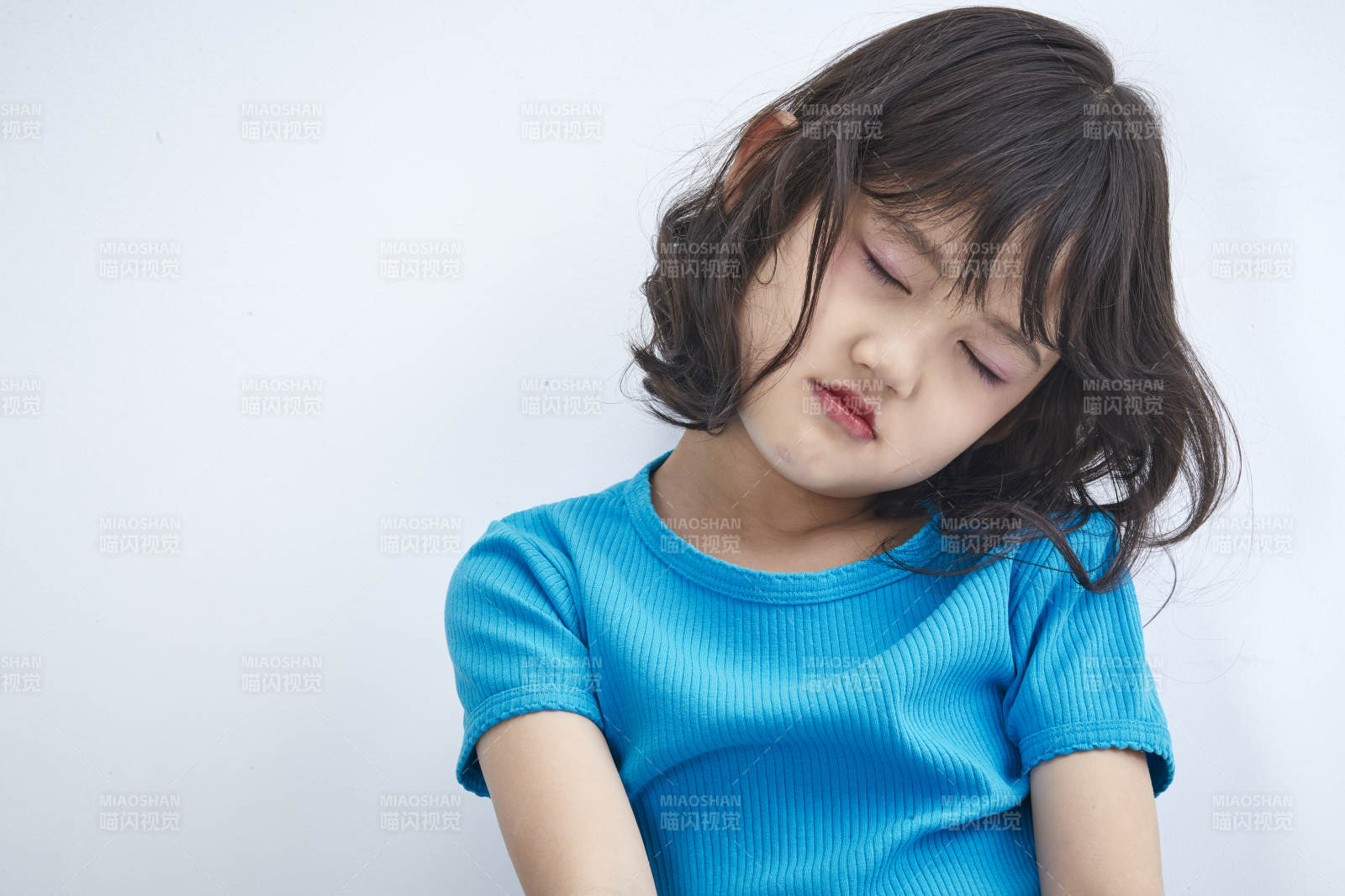 白色色背景的可爱的亚洲小女孩儿童图片