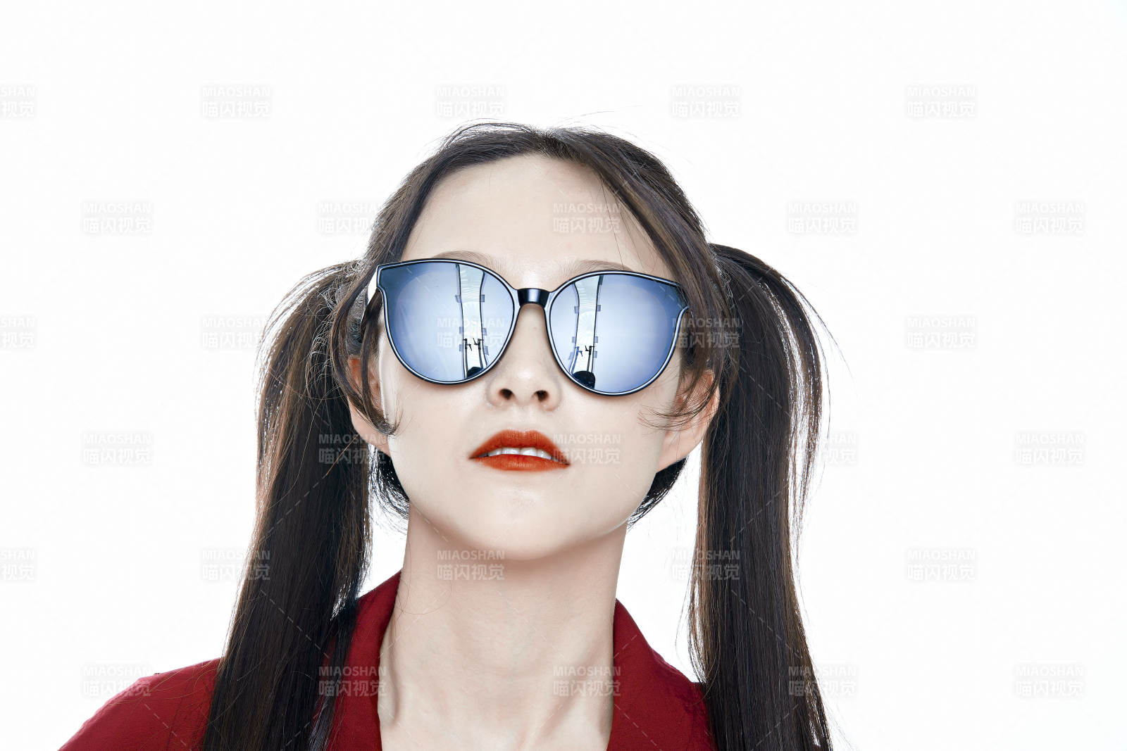 白色背景的亚洲戴墨镜年轻少女的肖像人像图片