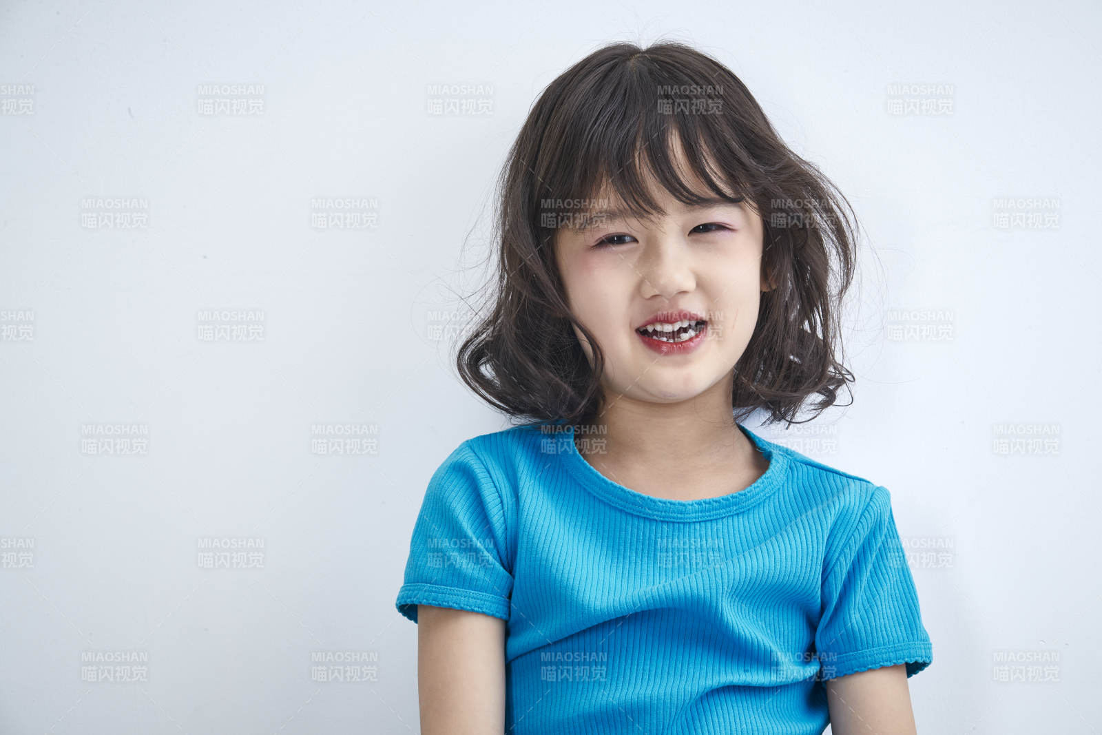 白色色背景的可爱的亚洲小女孩儿童图片