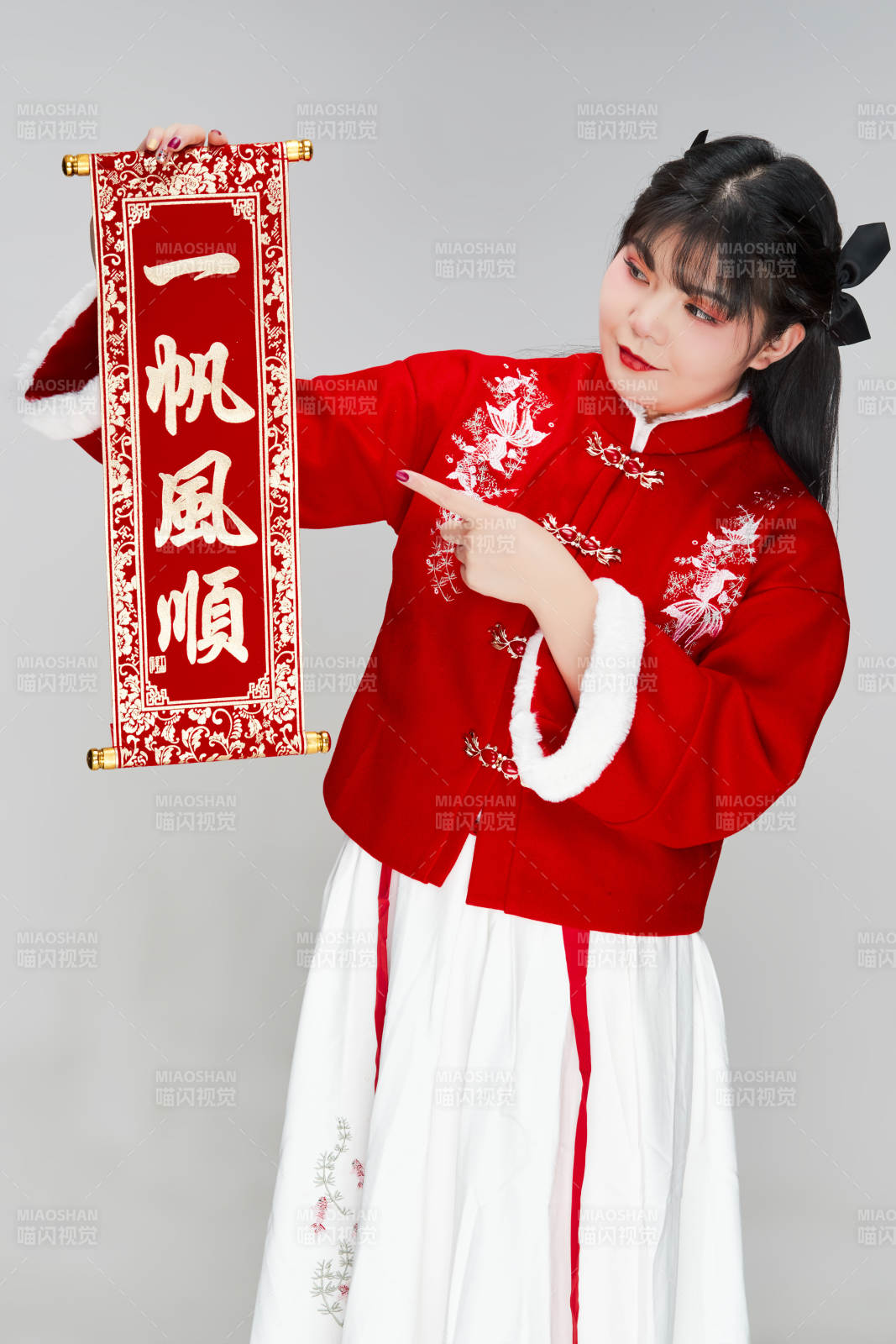 手持春联身穿喜庆汉服的可爱少女图片