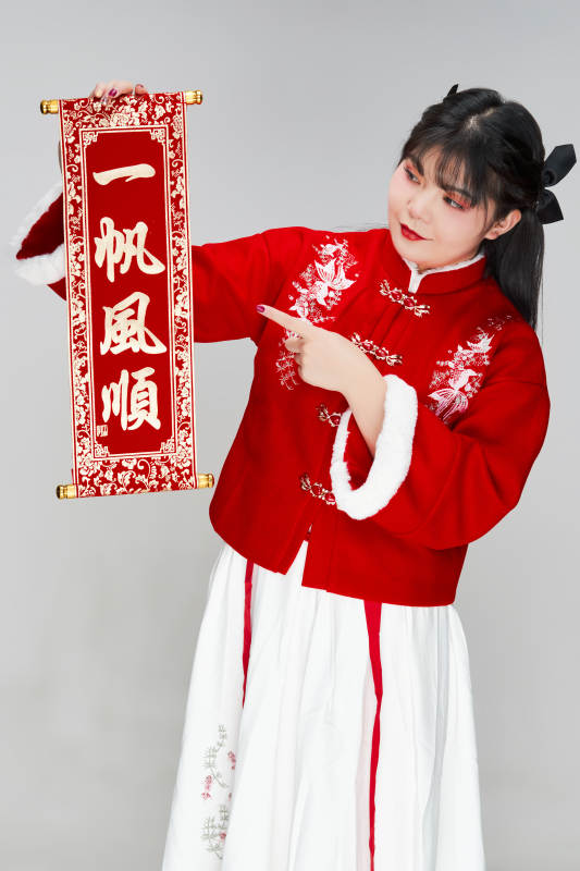 手持春联身穿喜庆汉服的可爱少女图片