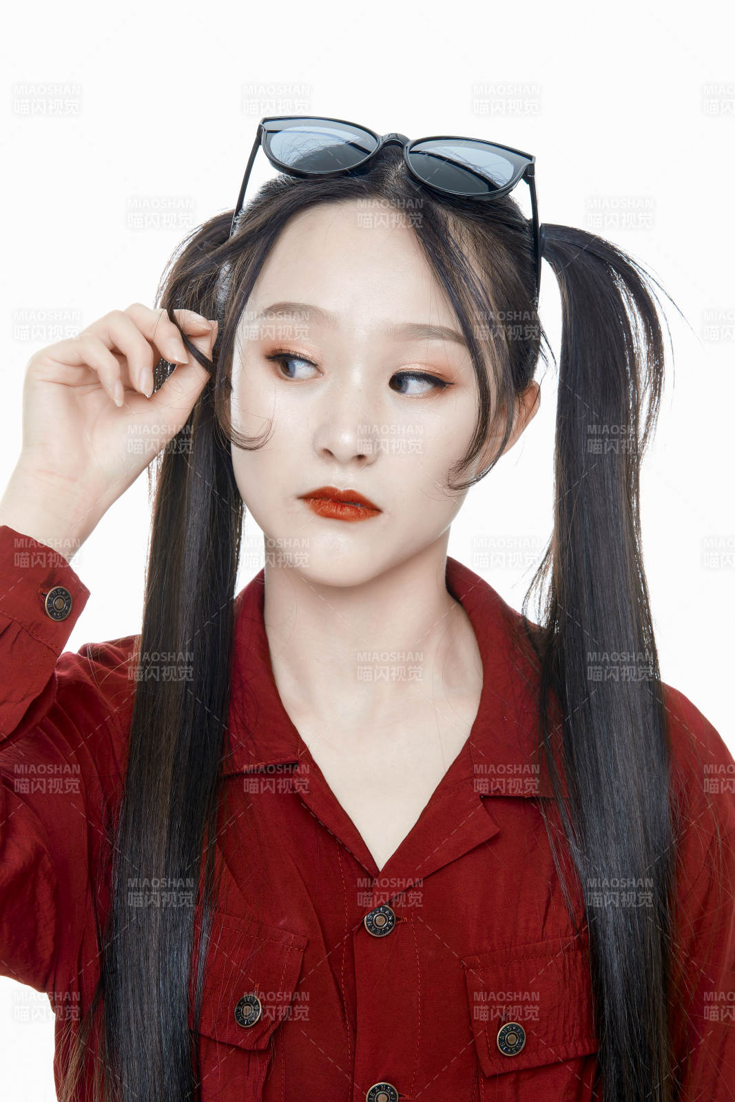 白色背景的亚洲戴墨镜年轻少女的肖像人像图片