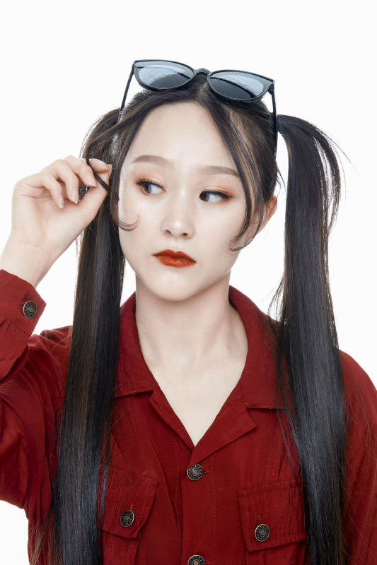 白色背景的亚洲戴墨镜年轻少女的肖像人像图片