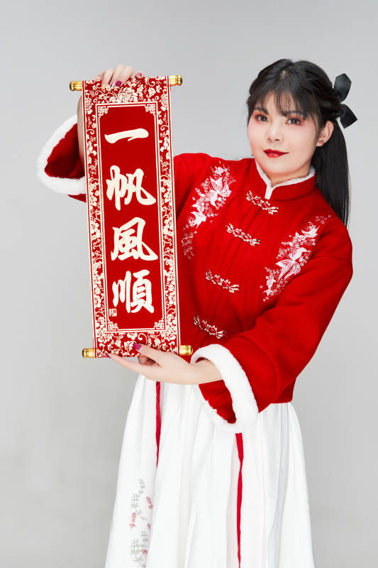 手持春联身穿喜庆汉服的可爱少女图片