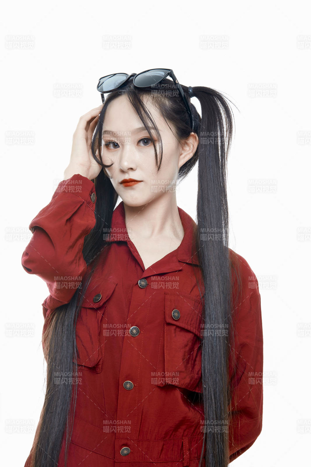 白色背景的亚洲戴墨镜年轻少女的肖像人像图片