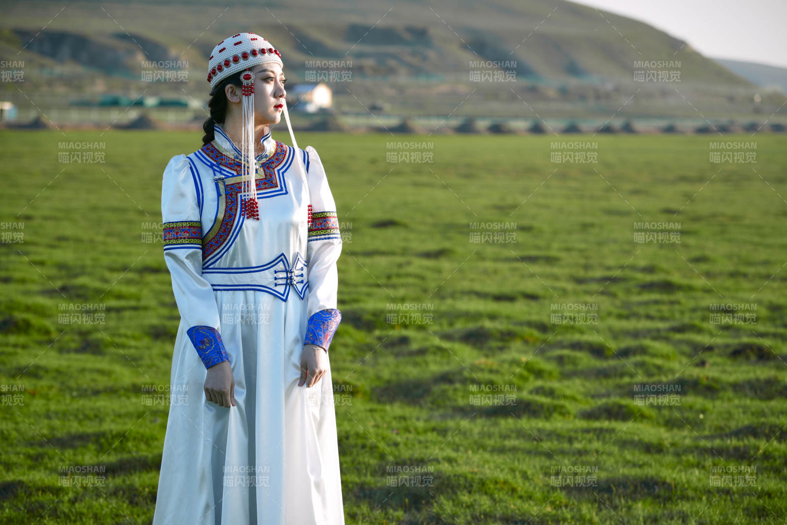 草原上穿着蒙古族传统服饰的亚洲年轻美少女图片