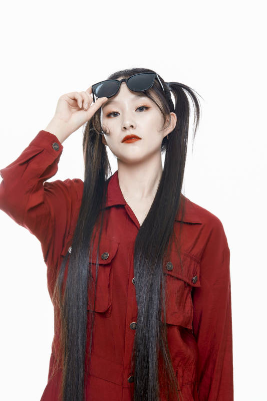 白色背景的亚洲戴墨镜年轻少女的肖像人像图片