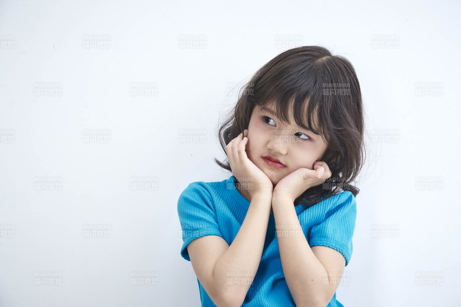 白色色背景的可爱的亚洲小女孩儿童图片