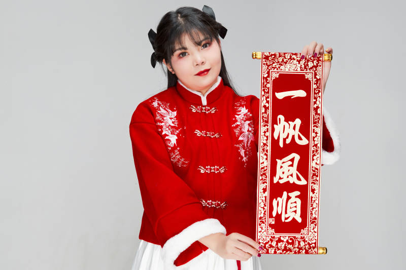 手持春联身穿喜庆汉服的可爱少女图片