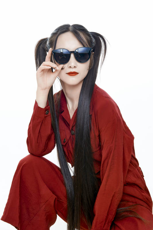 白色背景的亚洲戴墨镜年轻少女的肖像人像图片