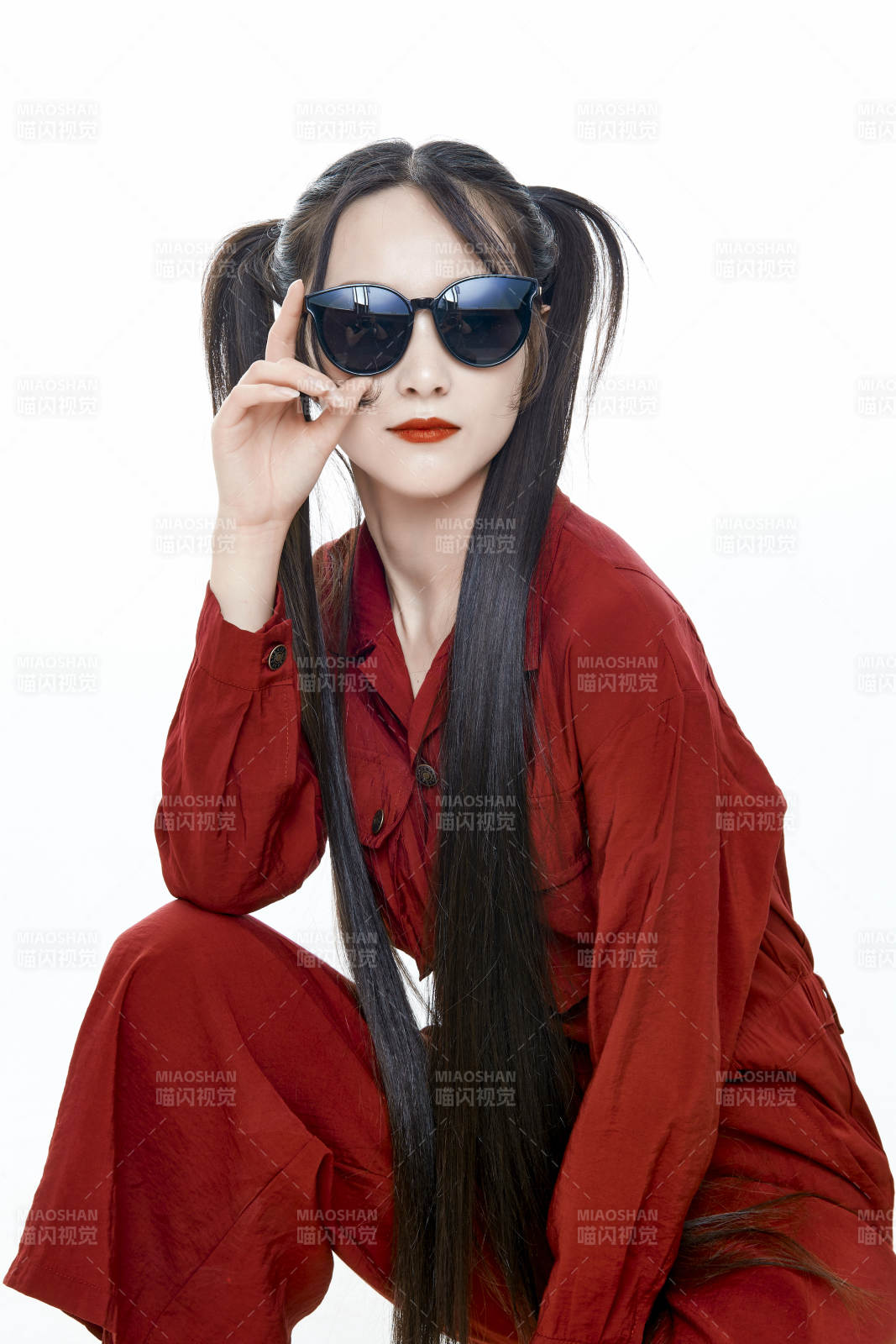 白色背景的亚洲戴墨镜年轻少女的肖像人像图片