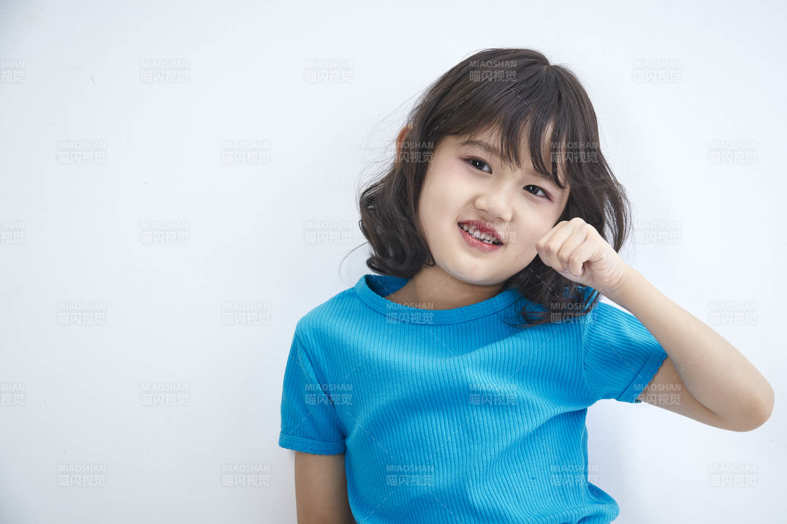 白色色背景的可爱的亚洲小女孩儿童图片