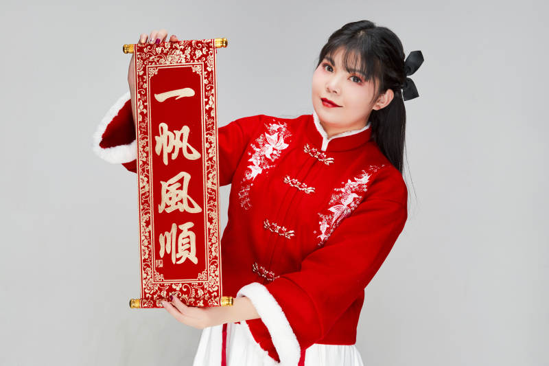 手持春联身穿喜庆汉服的可爱少女图片