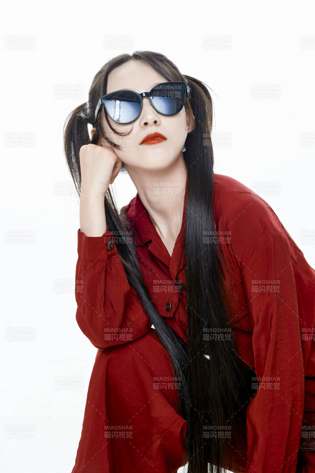 白色背景的亚洲戴墨镜年轻少女的肖像人像图片