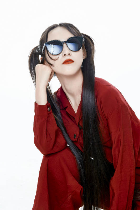 白色背景的亚洲戴墨镜年轻少女的肖像人像图片