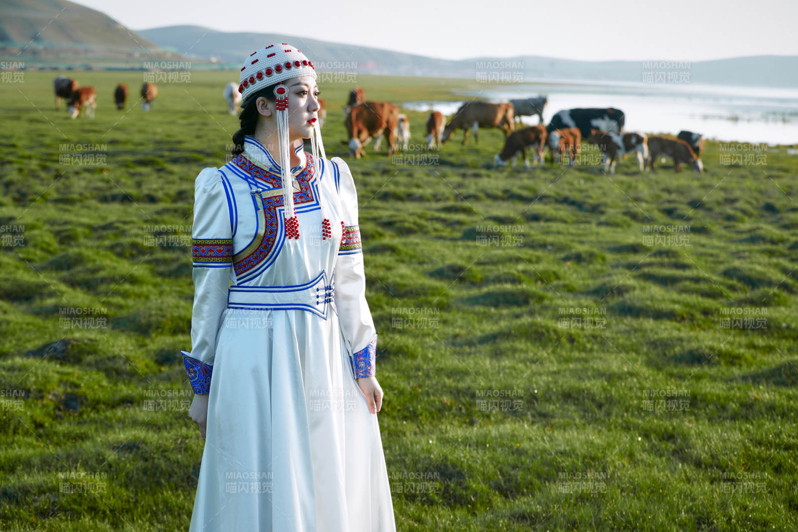 草原上穿着蒙古族传统服饰的亚洲年轻美少女图片