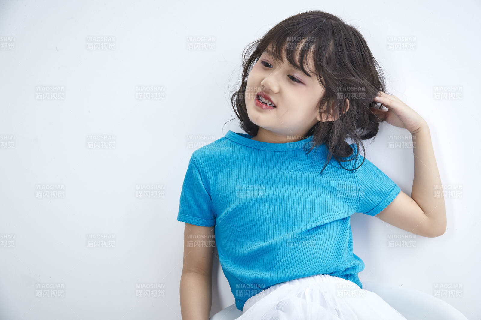 白色色背景的可爱的亚洲小女孩儿童图片