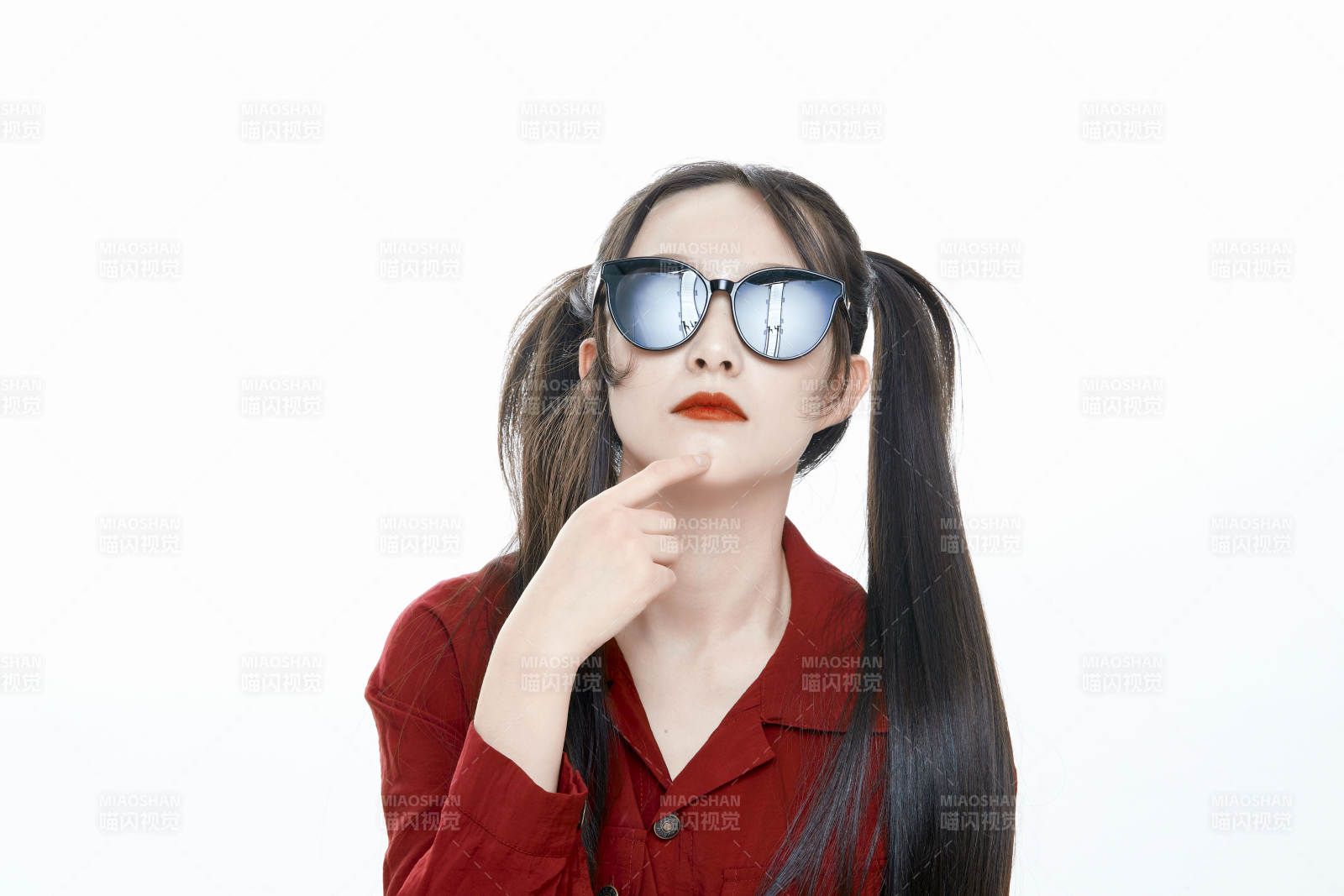 白色背景的亚洲戴墨镜年轻少女的肖像人像图片