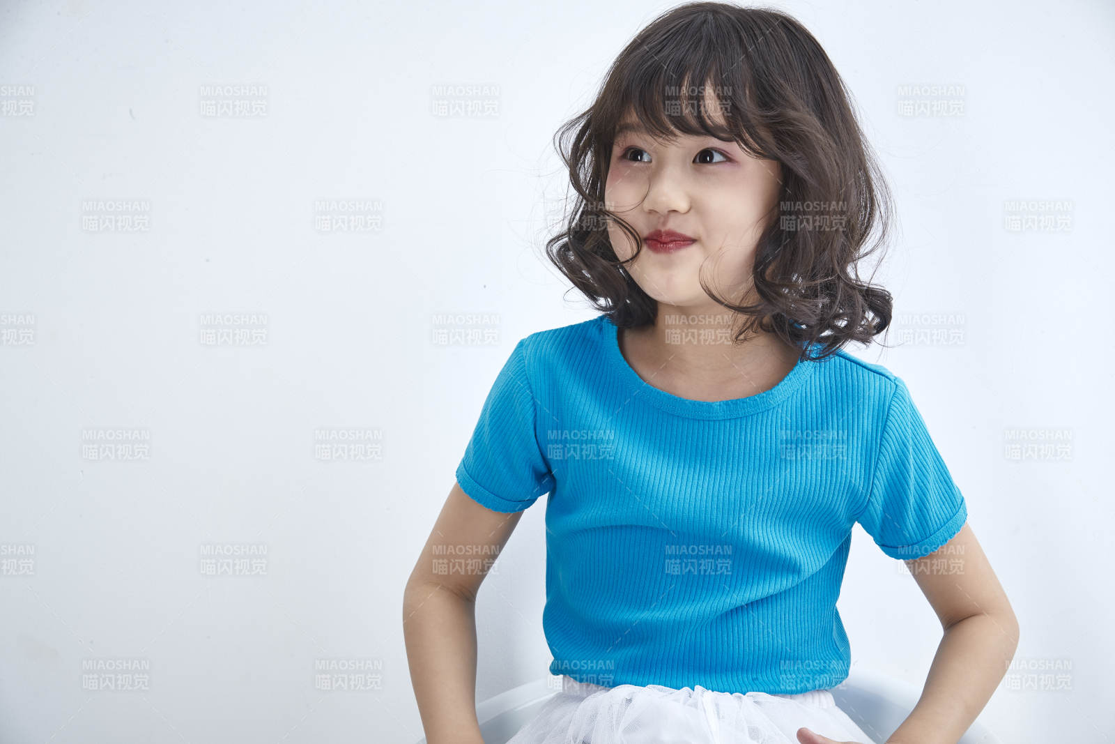 白色色背景的可爱的亚洲小女孩儿童图片