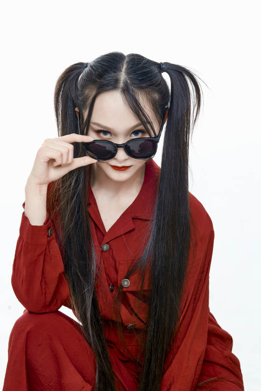 白色背景的亚洲戴墨镜年轻少女的肖像人像图片