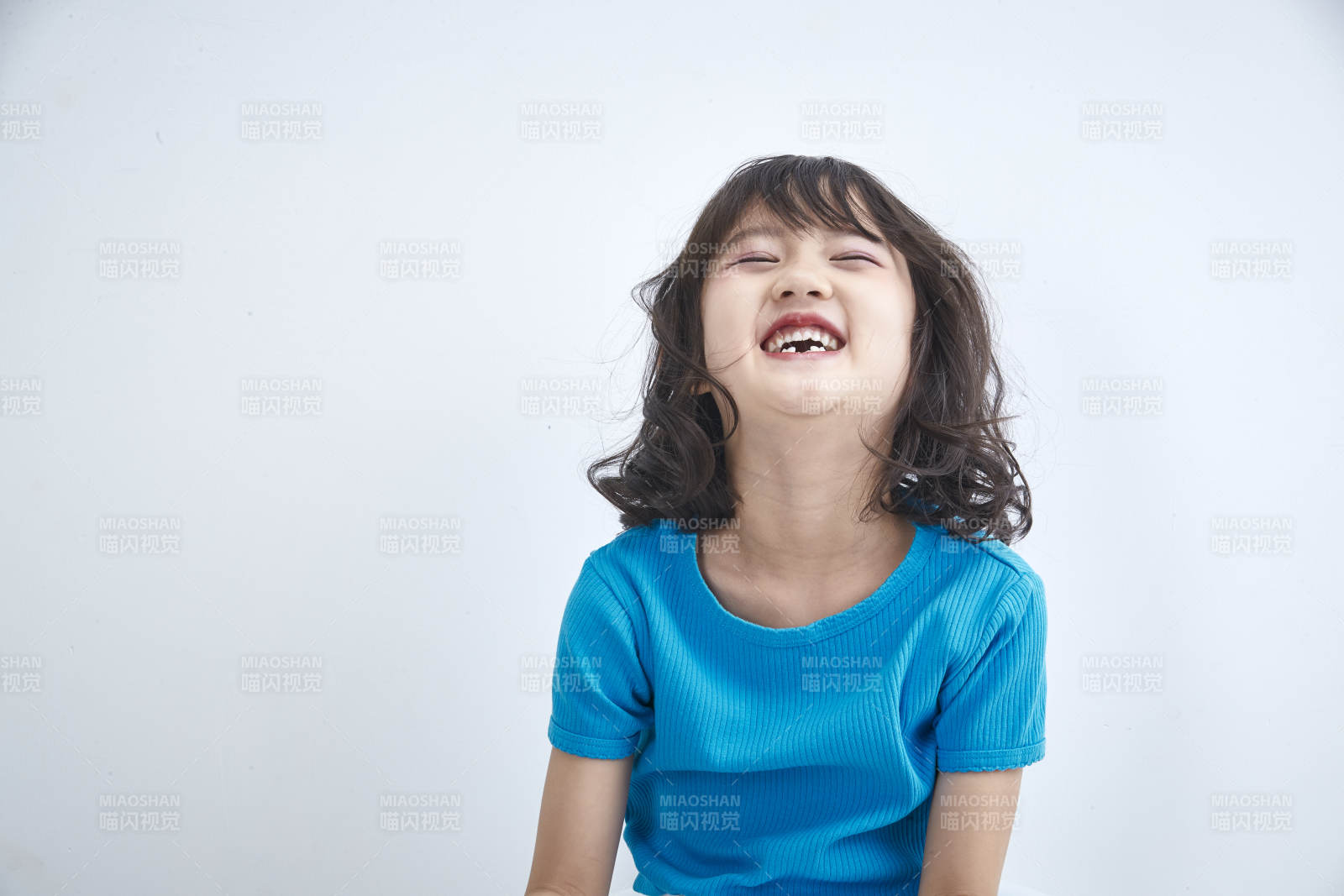 白色色背景的可爱的亚洲小女孩儿童图片