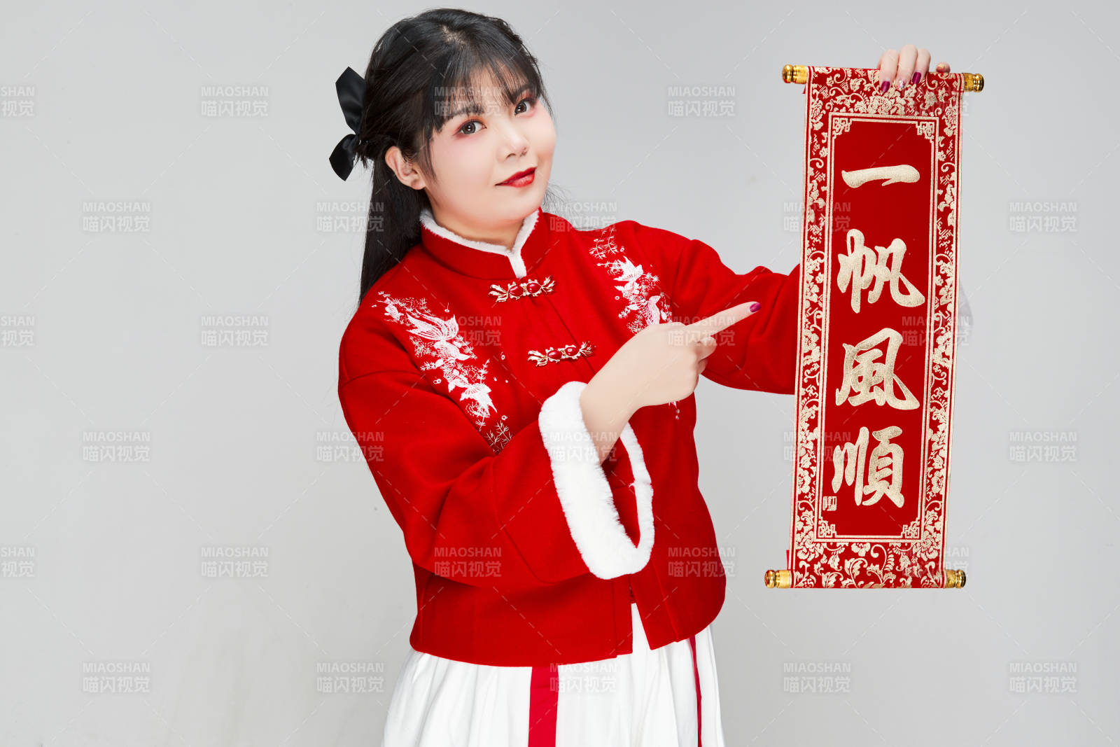 手持春联身穿喜庆汉服的可爱少女图片