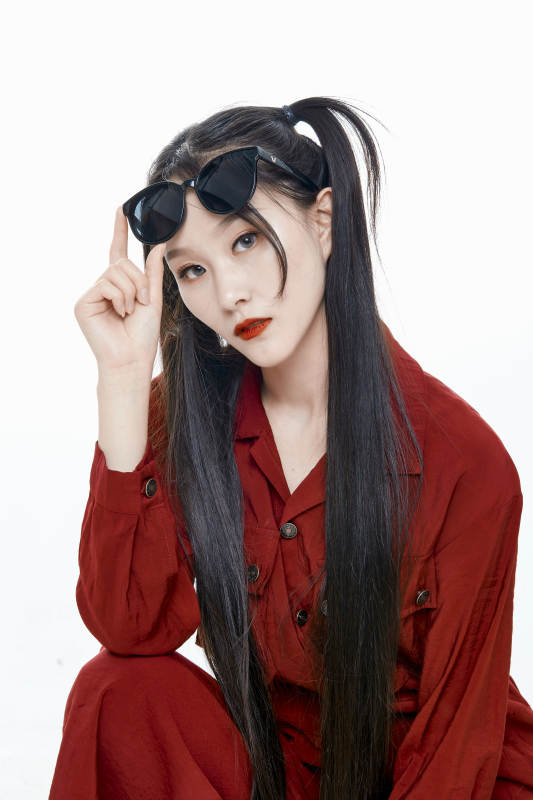白色背景的亚洲戴墨镜年轻少女的肖像人像图片