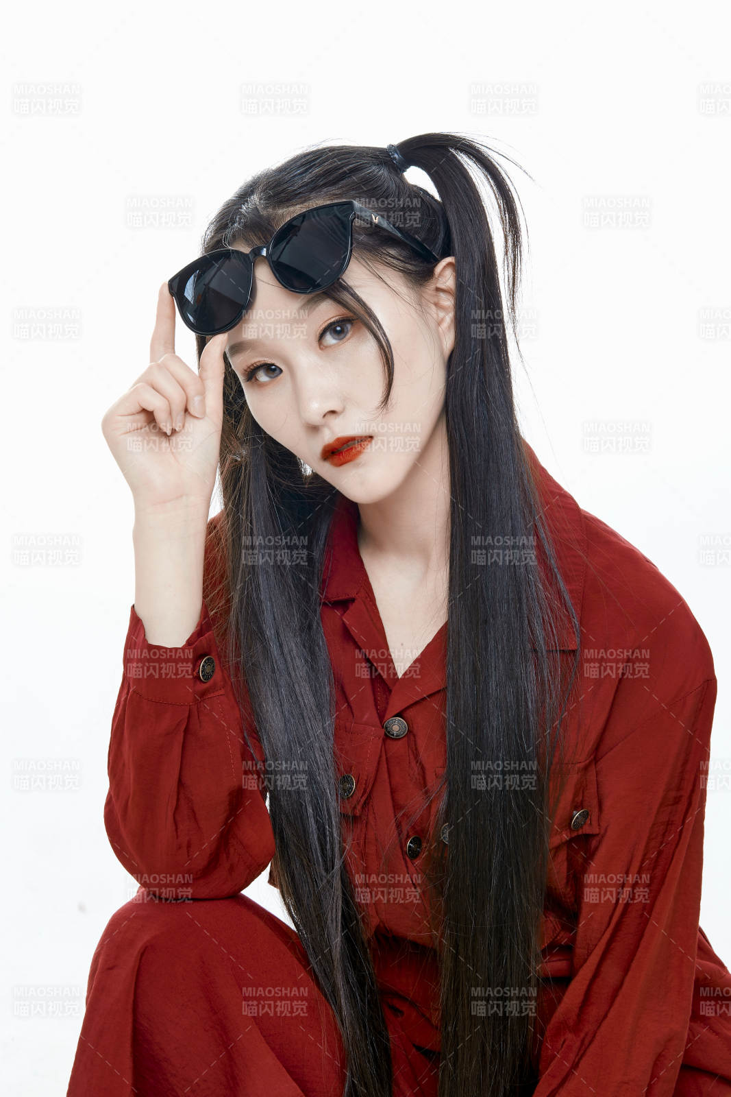 白色背景的亚洲戴墨镜年轻少女的肖像人像图片