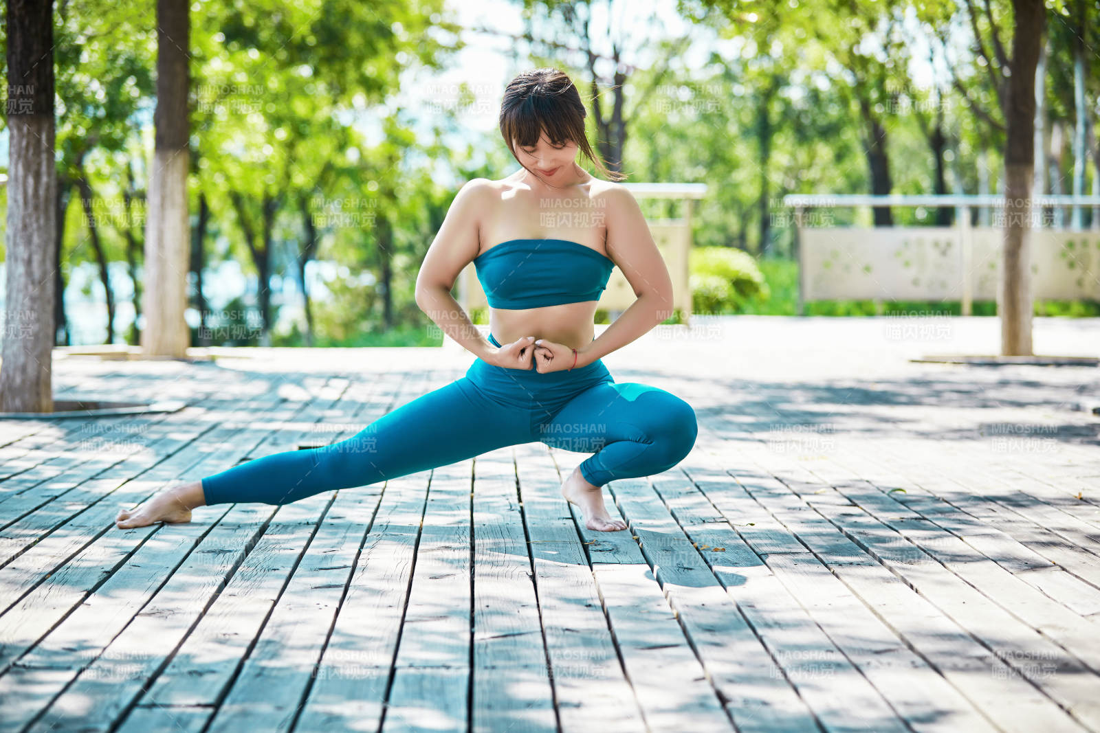 湖畔公园做瑜伽动作的亚洲年轻女性图片