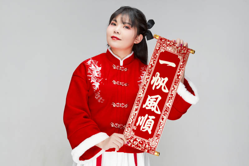 手持春联身穿喜庆汉服的可爱少女图片