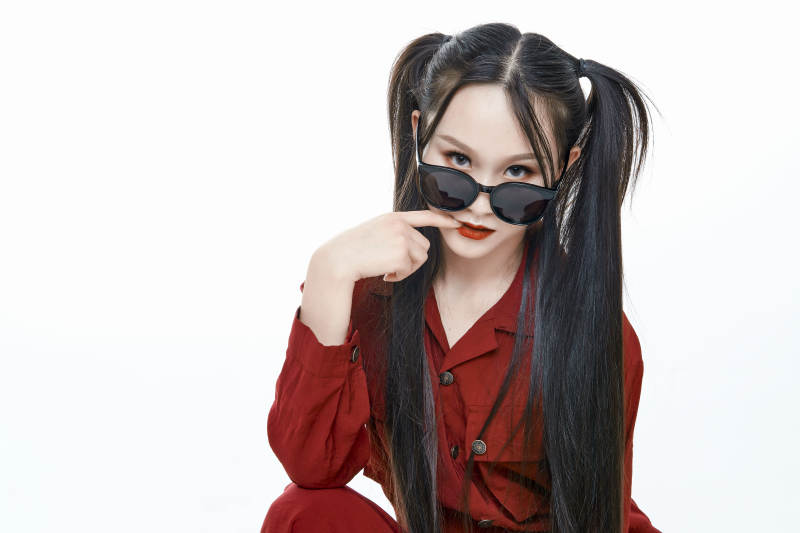 白色背景的亚洲戴墨镜年轻少女的肖像人像图片
