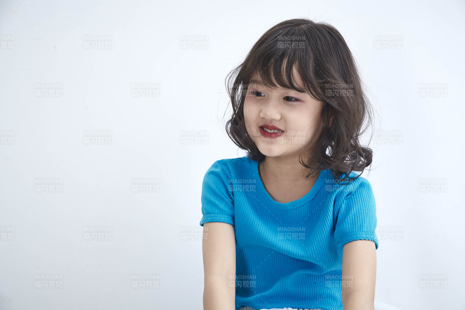 白色色背景的可爱的亚洲小女孩儿童图片