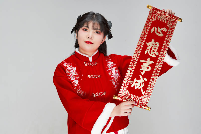 手持春联身穿喜庆汉服的可爱少女图片